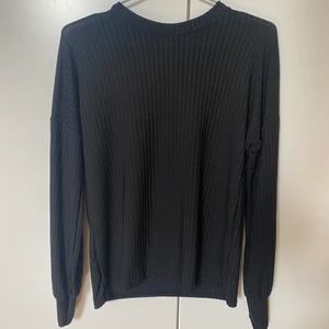 Svart tröja - Säljer en jättefin tröja från Bohoo. Endast testad, lappen sitter kvar. Material: polyester, rätt så tunn. Storlek 36 men passar som en XS/S