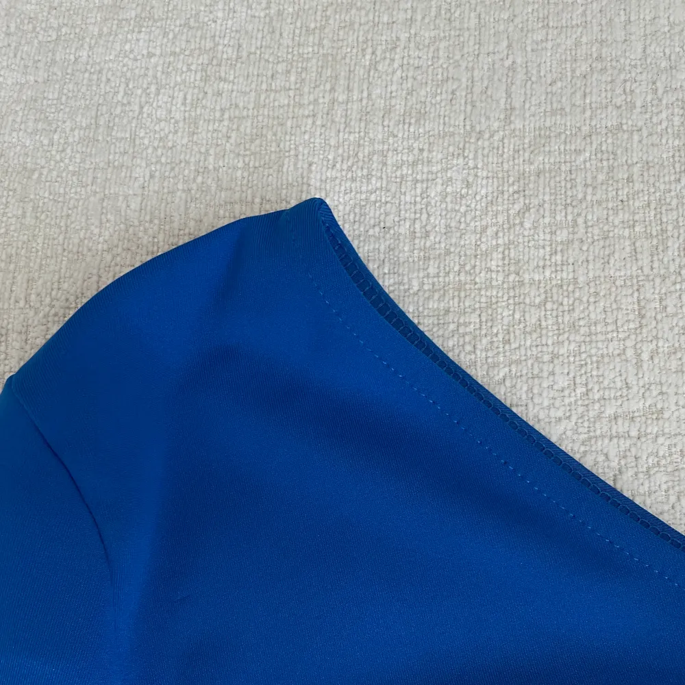 Jättefin blå off shoulder tröja som är ryschad i sidorna💕 Använt 1 gång endast så är i nyskick💕. Toppar.