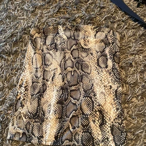 Orm mönstrad topp utan band strl. Xs - Superfin topp utan armar fint skick använd fåtal gånger! Passar bra till S också