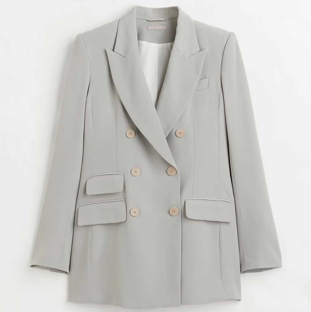 Ljusgrå/mintgrön blazer från H&M i stiltje 40. Använd endast 1 ggr. Nypris: 499 kr.. Kostymer.