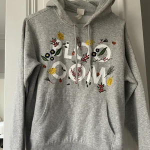 Hoodie med tryck från H&M - Aldrig använd. Storlek S. Från H&M