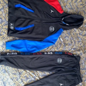 Jordan x PSG set (kofta & byxor) - Säljer ett Jordan x PSG set, kofta och byxor. Båda i bra skick utan hål och lösa sömmar. 