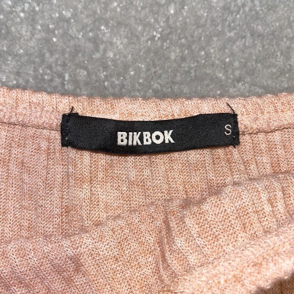 Superfin långärmad offshoulder tröja med utsvängda armar från BikBok i storlek S💗Tröjan är bara använd 1 gång, så den är i skick som ny💗Tröjan kan både användas som off-shoulder eller on-shoulder💗. Toppar.