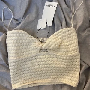 PULL&BEAR  - Säljer denna jättefina topp från PULL&BEAR skit snygg alla lampor fina kvar och är perfekt till sommaren. Swisha BARA MIG 