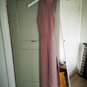 Klänning lila - Klänning storlek från river Island använd 2 gånger, har snörning i midjan och slits