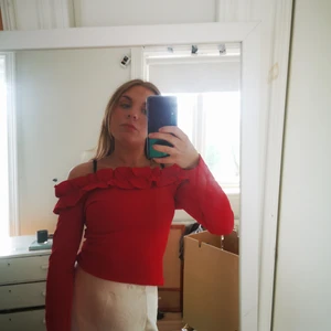 Röd offshoulder tröja - Ca 1 år gammal knappt använd tröja från nelly