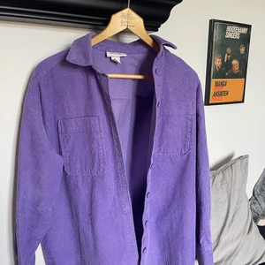 Lila skjorta/jacka från Monki - En lila skjortjacka från monki i storlek XS, men den är stor så den sitter rätt stort för att vara XS. Pris kan diskuteras! 