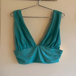 Blå sommartopp - Säljer nu denna superfina blåa/turkosa toppen! Har ej kunnat använda den då den var för stor för mig. Jätteskönt material! Först till kvarn!