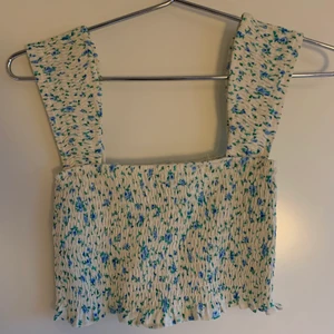 Somrig topp, Bershka - Säljer nu denna fina sommartopp från Bershka. Använd en gång men den är tyvärr för liten. Först till kvarn!