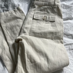 Cargo pants strl 32 - Säljer nu mina cargos pågrund av för liten storlek 🥹 men materialet är nästan som linnebyxor så dom är perfekta nu till sommaren, använda några gånger men inga synliga fläckar eller skador på byxorna.