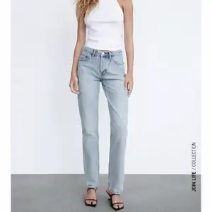 Snygga och populära Zara midrise jeans i storlek 36. Superfina och sparsamt använda då jag har två likadana och därför inte är i behov av dessa. Frakt tillkommer på 60 kr.