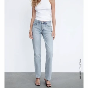 Midrise Jeans - Snygga och populära Zara midrise jeans i storlek 36. Superfina och sparsamt använda då jag har två likadana och därför inte är i behov av dessa. Frakt tillkommer på 60 kr.