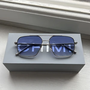 Chimi Aviator Indigo - Chimi Aviator Indigo aldrig använda köpta för två månader sedan nypris 1400kr. Allt medföljer. Snygga solglasögon passar perfekt till sommaren och alla raves och open air man kommer dra på! Perfekt för att ha på sig inomhus såväl som utomhus!