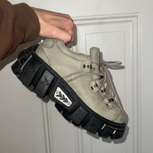 Berghain vibe platåskor  - Köptes för längesedan i London give off lite Berghain vibe/London rediga platåskor som man kan sparka patriarkatet med om så önskas! Använda men bra kvalité. Finns att hämta i centrala Stockholm eller så möts vi :)