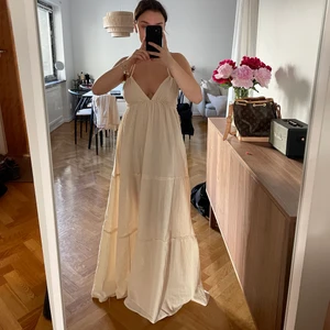 Maxiklänning  - Säljer denna kråmvita klänningen från bikbok för att den är för lång. Endast testad!! Storlek XS som även är slut på hemsidan. Säljer för 399+ frakt. Eller köp direkt för 499+ frakt.