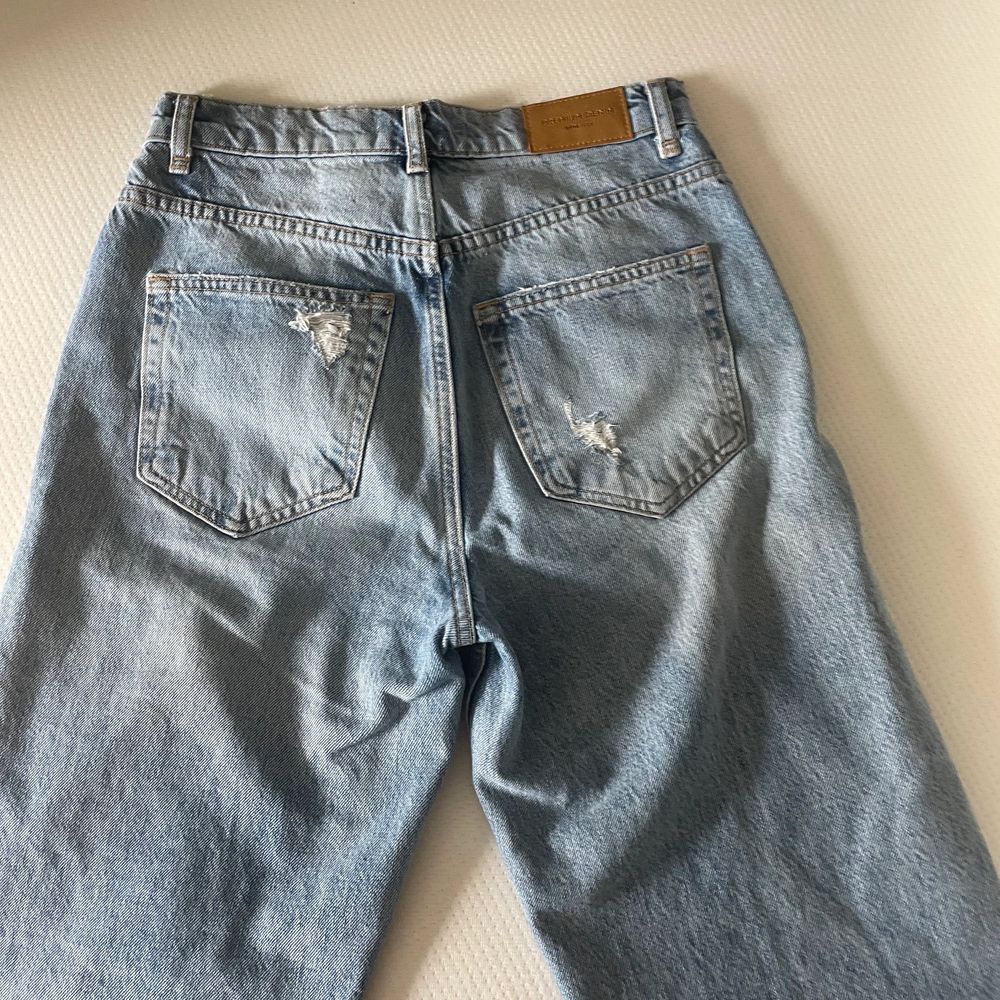 Jättefina högmidjade jeans med hål. Säljer då de inte kommer till användning. Nyskick. Köpta för 500. Jeans & Byxor.
