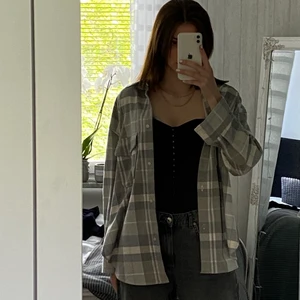 Grå oversized skjorta  - Säljer min jätte snygga skjorta från H&M i storlek L. Den är oversized i modellen vilket gör den ännu snyggare! Har köpt en ny och därför säljer jag denna. Den är som helt ny ( inga skador, fläckar, hål osv). Passar till nästan alla outfits. 