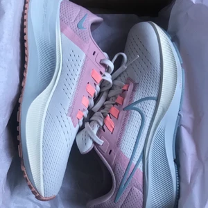 Nike skor - Löparskor från Nike. Helt nya endast testade en gång. Jätte bekväma, liten i storlek, passar mig som brukar ha 36,5. Pris går att diskutera  Ursprungspris ca 1600kr