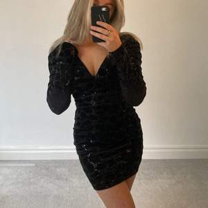 En svart glittrig klänning från Nelly.com, står ej storlek men skulle säga XS, S. Superfin och använd endast 1 gång. Pris kan diskuteras vid snabb affär❣️