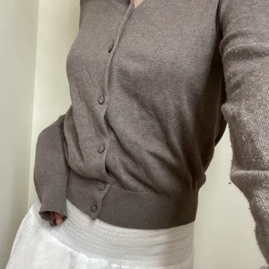 Stickad kofta - Säljer min finstickade kofta ifrån hm då den inte är min stil⭐️materialet påminner om Kashmir och den är lätt att styla💓skriv privat vid frågor/intresse!!