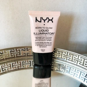 NYX / Liquid highlighter / 50% kvar - Mer än 50% kvar i förpackningen. Vill vara tydlig med att den här kan vara äldre än vad som rekommenderas på baksidan av produkten. Lukten är dock densamma och jag känner ingen skillnad i dess konsistens och så vidare, men vill vara tydlig med att den in