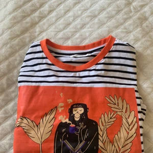 Längärmad randig tröja med cool design - Plagget är aldrig använt förutom här på bilden, den är rätt så stor i storleken👏 Frakt ingår i priset😊 Det är bara att skriva ifall någon fråga kommer upp💕