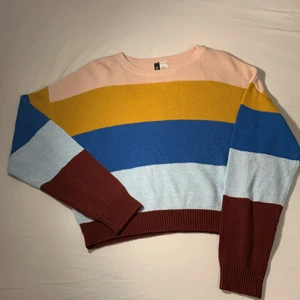 Hm stickad tröja i storlek M - Tröja köpt på Hm för några år sedan, har dock inte kommit till användning särskilt mycket. Skön och med lös passform. :)