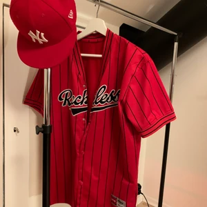 Basebolltröja  - Säljer en reckless baseboll kofta. Skulle säga att den är 15-16 i storleken. Är sparsamt använd. Älskar denna så säljer endast vid ett bra budförslag. Pris kan såklart diskuteras. Den är köpt runt 200-300kr tror jag. Sitter lagom oversized💕💕