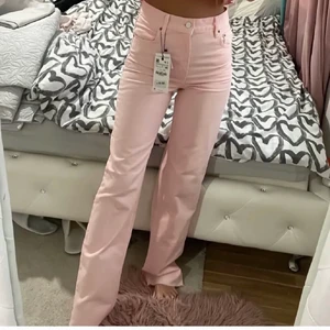 Zara jeans - Zara jeans i storlek 36! Jättefint och långa jeans, prislapp sitter på! 💞✨