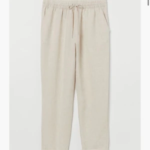 Beiga linnebyxor  - Beiga linnebyxor i strl M från h&m, säljer pga av att de är lite för stora för mig som i vanliga fall har xs💕 skriv för fler bilder eller frågor och köparen står för frakten😊