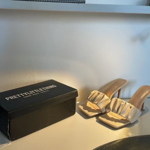 Somriga ljusa klackskor  - Jättefina ljusbeiga klackskor perfekt till sommaren, inte överdrivet höga ca 8 cm klack. Aldrig använda. Säljer då jag beställde hem två olika storlekar och dem andra passade mig bättre. Säljer för 200 kr och möter gärna upp eller skickar, men köparen betalar frakt. 💗