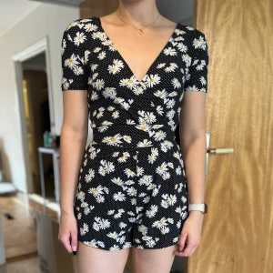 Blommig byxdress - Otroligt fin byxdress, använd men i fint skick 🌼