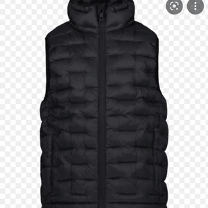 Svart väst - Västen är köpt på barnavdelningen därav motsvarar xs, svart färg och inga somhelst defekter det är använd ett fåtal gånger