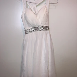Vacker klänning  - Jätte snygg klänning som är för liten för mig. Jätte tråkigt att jag måste sälja denna. Passar bra om man ska klä upp sig. Kanske till studenten? Har ett diamant midjeband (fejk). Aldrig använd!