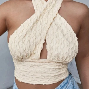 Topp - Super cute topp från SHEIN, slutsåld där. Köptes för 60kr endast provad då jag känner att den inte är min stil. Skcika för egna bilder❤️