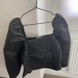 Svart topp - Säljer en knappt använd Festtopp, från H&M strl. M.🖤 Glansig i tyget med diskret mönster i. 