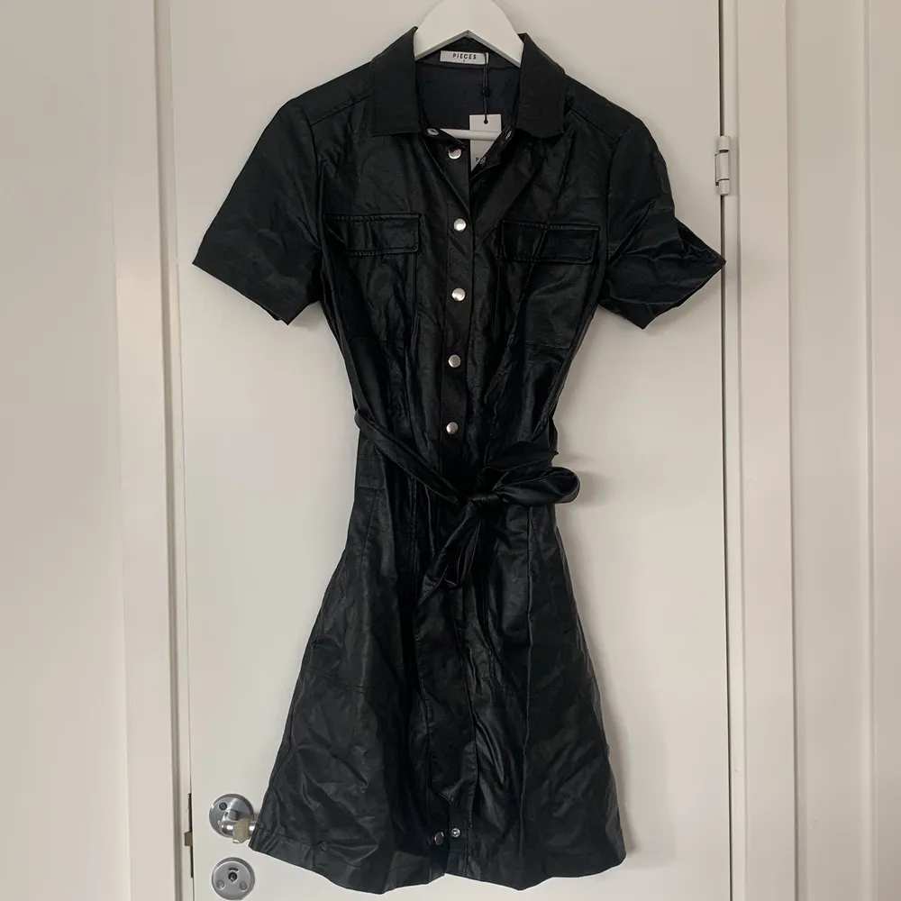 Oanvänd klänning från VeroModa med prislapp kvar 🌟 lite skrynklig då den gömt sig längst bak i min garderob. Finns i butik nu, inköpt för 500kr. Klänningar.