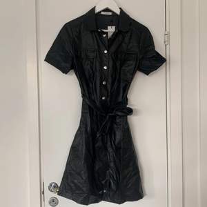 Oanvänd klänning från VeroModa med prislapp kvar 🌟 lite skrynklig då den gömt sig längst bak i min garderob. Finns i butik nu, inköpt för 500kr