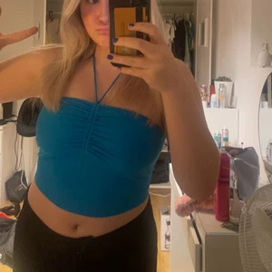 Zara topp  - Säljer denna snygga blå sommartoppen från Zara, Endast testad🫶 Säljer för 100 kr💙💙 Storlek L men sitter ganska tajt på mig vanligtvis är runt L-M!