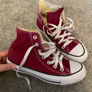 Röda converse  - Så fina och i väldigt bra skick, kommer tyvärr inte till användning! Säljer nu därför, storlek 36💓 skriv för frågor, kan tänka mig att diskutera pris vid snabb affär, nytvättade och sko-snören! Frakt är inte inräknat i priset
