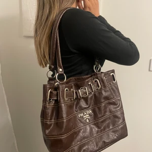 Brun Prada väska - Köpt på second hand så vet inte om det är kopia eller inte