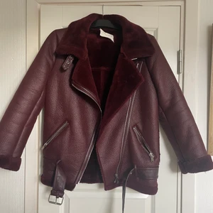 Zara Jacka - Flygarjacka från Zara i fejkskinn/päls. Ser inte ut som äkta skinn, men fin. Bra skick, använd men inte sliten Storlek xs/s