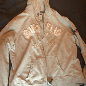 Bondelid zip hoodie  - En superfin Bondelid zip hoodie som är i storlek L men passar mig som brukar ha S:)