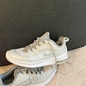 Nike air skor  - Gråa Nike air skor, köpte för något år sen men knappt använda☺️