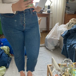 Levis jeans - Säljer mina supersköna och stretchiga Levis jeans 💙 fickor i fram och bak! Storlek 14W, passar 46-48 skulle jag säga! 