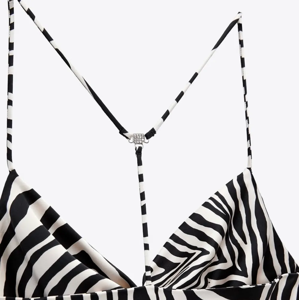 Jättefin satin klänning från zara i zebra mönster och fin detalj på ryggen❤️❤️ helt oanvänd med lappen kvar!. Klänningar.
