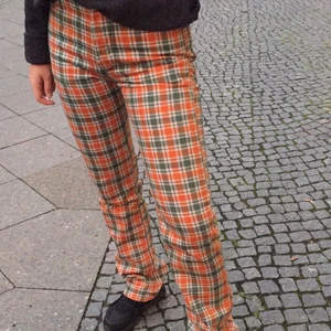 RUTIGA JEANS FRÅN REEPI  - Sjukt coola rutiga jeans från märket REEPI. Sitter super smickrande! Kan frakta eller mötas upp i antingen Stockholm eller Lund/Malmö 