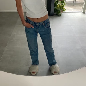 Zara jeans - Fina zara jeans, använda fåtal gånger! 💞 jag är 172, de går ner på skon på mig