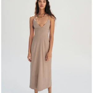 Fin klänning i linne från zara  - Säljer denna fina klänning i ett otroligt linnematerial från zara då den var för liten & jag inte hann skicka tillbaka den! Prislappen sitter kvar! Köpt för 400. Storleken är S