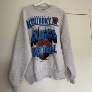 College tröja - Säljer min favorit collegetröja köpt på Beyond Retro, strl XL men sitter perfekt oversized på mig som har S vanligtvis ❤️